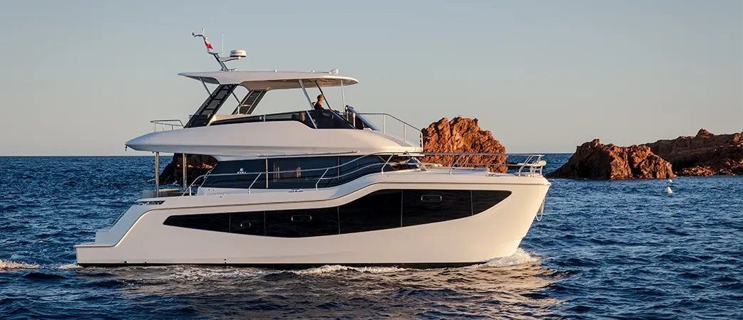Aquila 46 Yacht de perfil sobre el agua