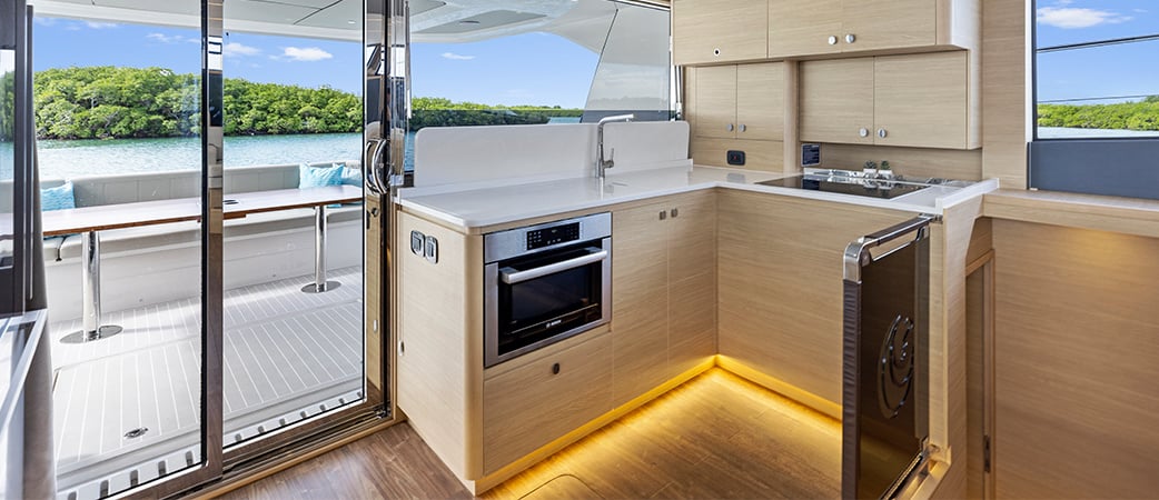 Cocina del Aquila 50 Yacht