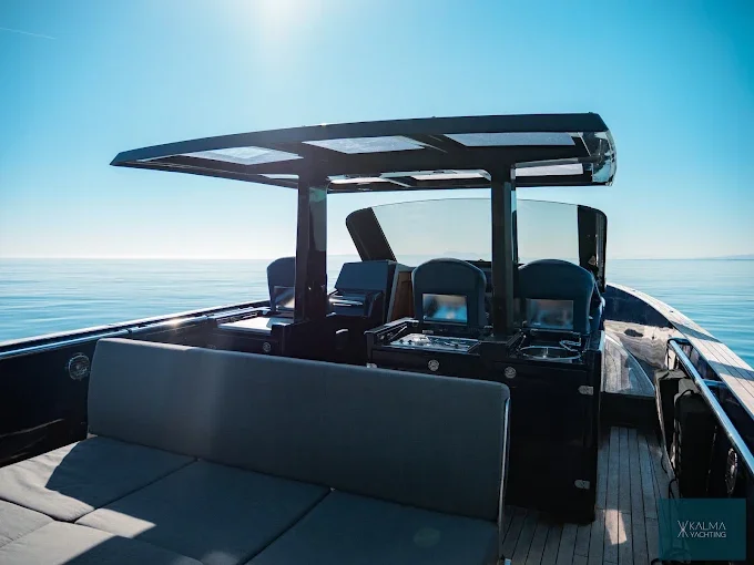 Deck with a canopy and helm station facing the horizon
