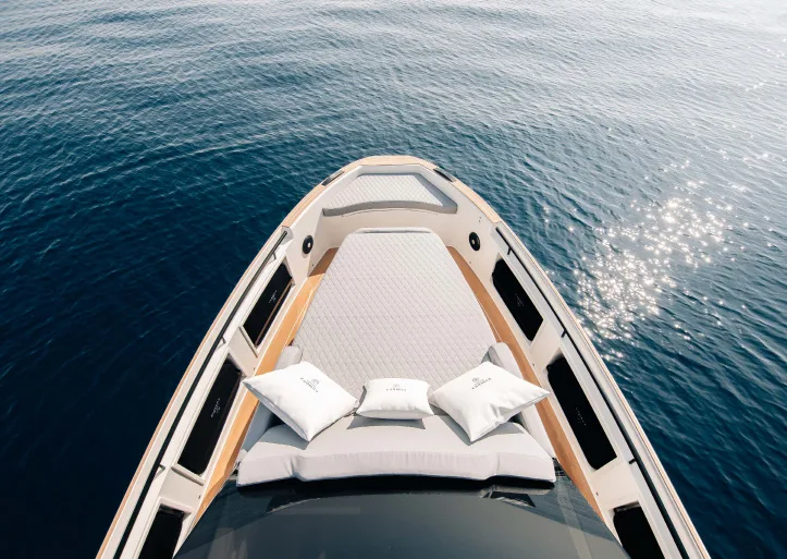 Kumbra 34 bow sundeck under way