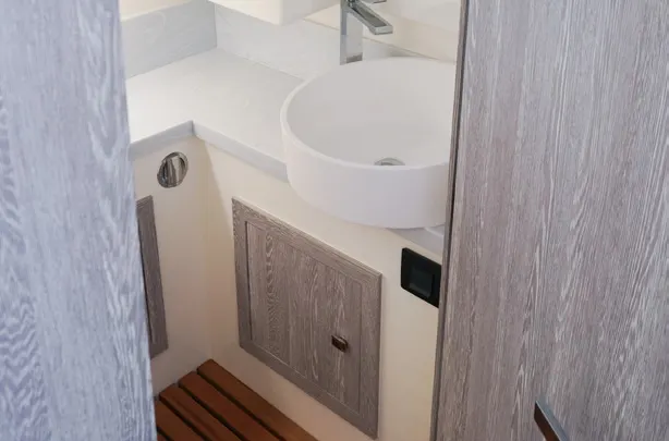 Washbasin in the Kumbra 36 private bathroom