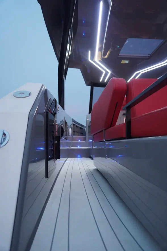 Kumbra 36 walkaround side deck