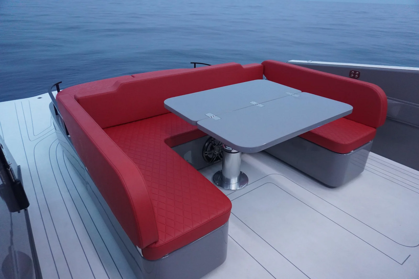 Bañera de un Kumbra 36 con su mesa y el sofá en U frente al mar