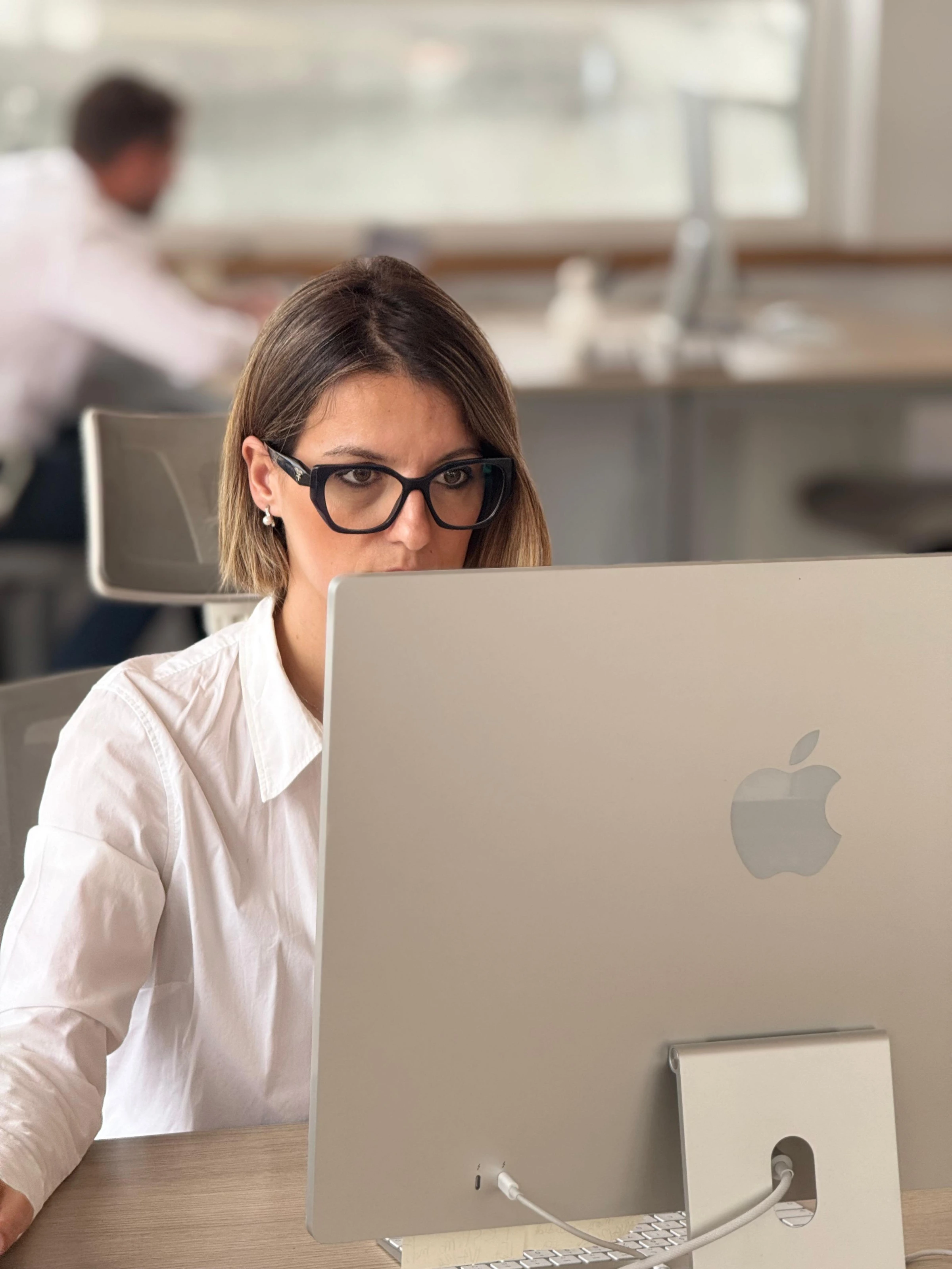 Aída working at the computer